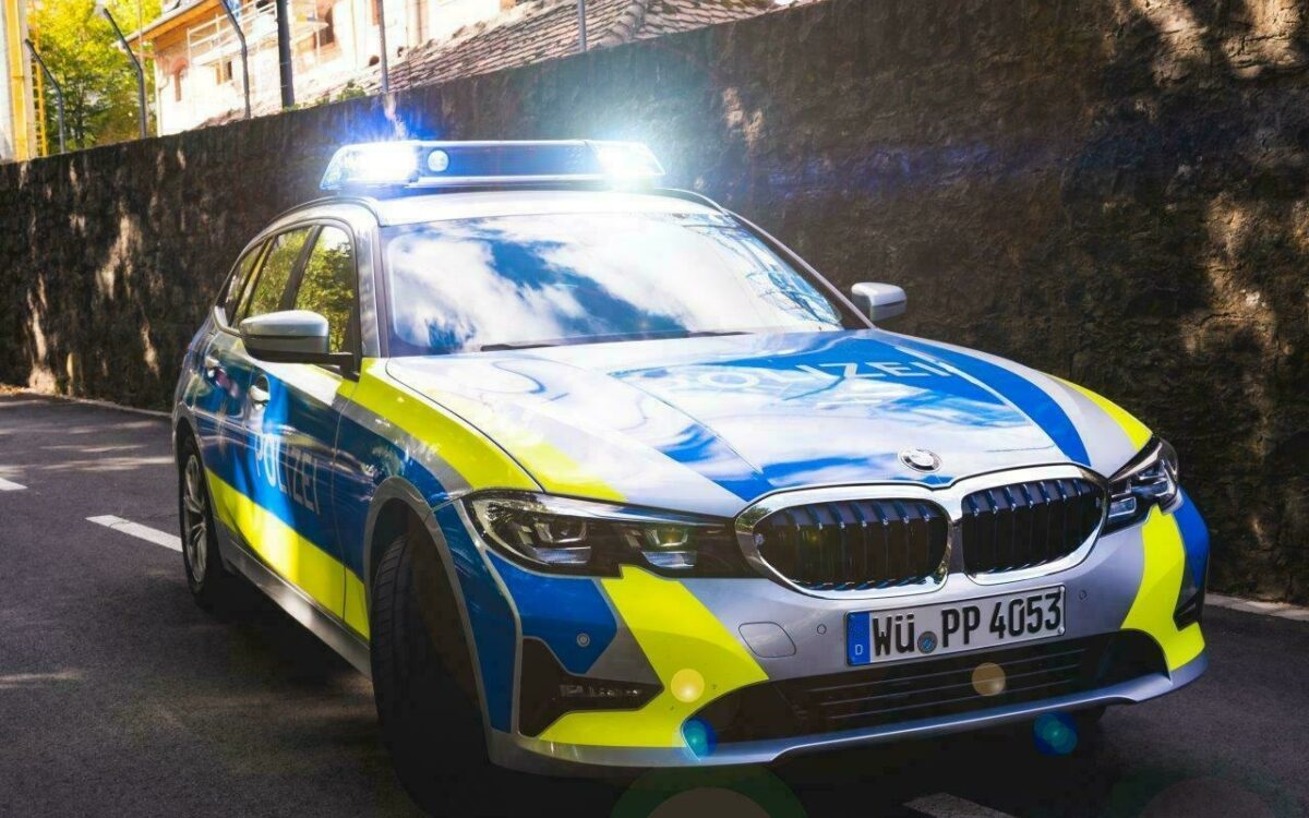 Polizei im Einsatz Das Polizeiauto steht mit Blaulicht am Straßenrand Polizei im Einsatz Das Polizeiauto steht mit Blaulicht am Straßenrand